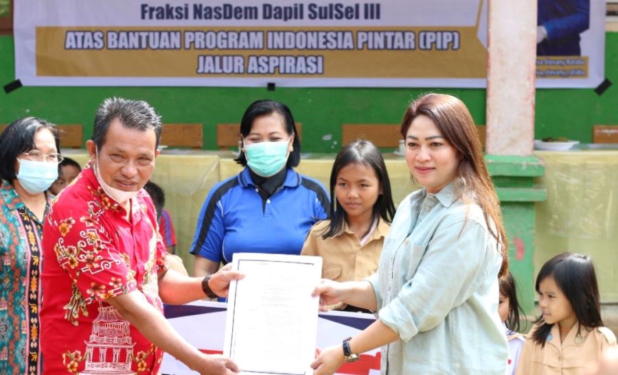 Eva Rataba Salurkan Beasiswa PIP di Mengkendek dan Sangalla Tana Toraja